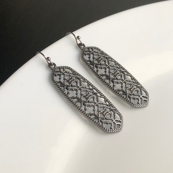 NEW Oval Filigree Earrings (black) - Picture 4 of 8